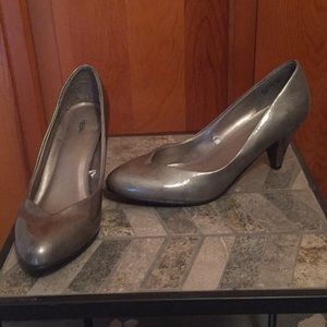Glossy gray Pumps